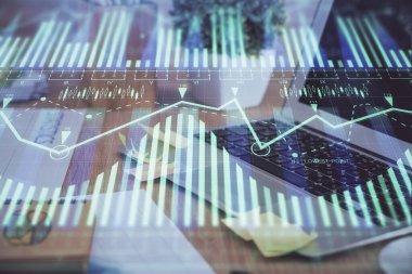 Teknoloji temalı çizim ve bilgisayarlı masa. Çifte maruziyet. Bilgi kavramı.