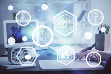 Kadınların el yazısı üzerine sosyal ağ temalı hologram. Uluslararası insanlar birbirine bağlanır. Çift pozlama