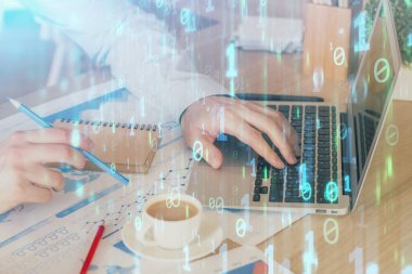 Veri temalı hologramın arka planda bilgisayarla çalışan bir adam tarafından çifte maruz bırakılması. Yenilik kavramı.