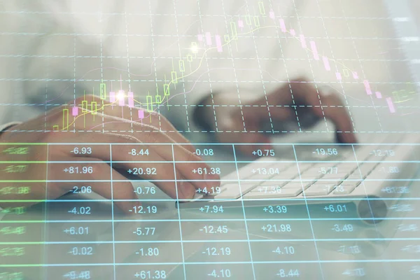 Doppelbelichtung des Diagramms mit einem Mann, der auf dem Computer im Büro im Hintergrund tippt. Konzept der harten Arbeit. — Stockfoto