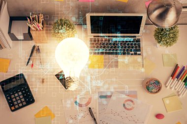 Masaüstü arka planında ampul çizimi. Üst Manzara. Çifte maruziyet. Fikir kavramı.