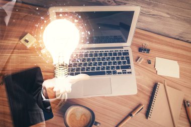 Masaüstü arka planında ampul çizimi. Üst Manzara. Çifte maruziyet. Fikir kavramı.