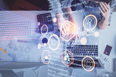 Kadın ve erkeğin birlikte çalışması ve veri temalı hologram çizimi. Bilgisayar arkaplanı. Üst Görünüm.