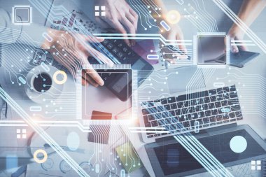 Kadın ve erkeğin birlikte çalışması ve veri temalı hologram çizimi. Bilgisayar arkaplanı. Üst Görünüm.