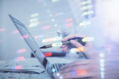 Bilgisayar ve veri temalı hologram çizimleri üzerinde çalışan kadın ellerine çok fazla maruz kalma. Teknoloji kavramı.