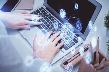 Bilgisayar ve veri temalı hologram çizimlerinde çalışan kadın elleri çift pozlama. Teknoloji kavramı.