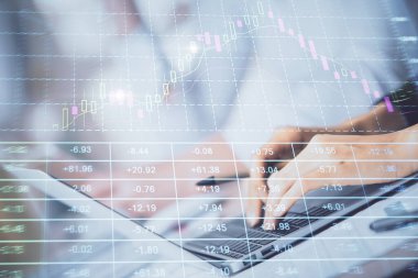 Bilgisayarda ve ön x grafik hologram çiziminde kadın eli yazarken çift pozlama. Borsa yatırım kavramı.