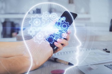 Erkeklerin el ele tutuşup dijital bir cihaz ve beyin hologramı çizimleri kullanırken çift pozlama. Veri kavramı.