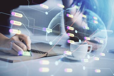 Harita çizimine çift pozlama hologram ve cep telefonu kullanan bir kadın..