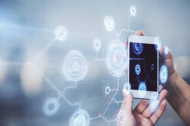 Teknolojiye çifte maruz kalma, hologram ve cep telefonu kullanan bir kadın..