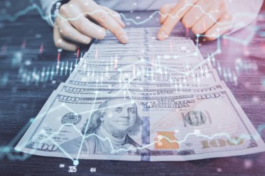 Forx grafiği, hologram, Amerikan dolarları ve insan eli çizimleri. Teknik Analiz kavramı.