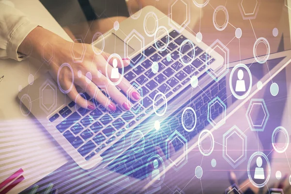 Doble exposición de las manos de la mujer escribiendo en la computadora y la red social tema holograma dibujo. Concepto de medios. — Foto de Stock