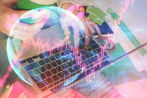 컴퓨터와 비즈니스 테마 홀로 그램 그림으로 타이핑하는 여성 손의 두 배 노출. 성공 개념. — 스톡 사진