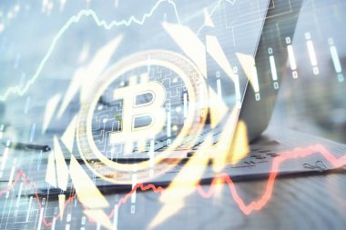 Engelleme zincirine ve kripto ekonomi temalı holograma ve bilgisayar arkaplanlı masaya çoklu maruz kalma. Bitcoin kripto para kavramı.
