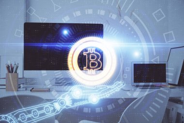 Engelleme zincirine ve kripto ekonomi temalı holograma ve bilgisayar arkaplanlı masaya çoklu maruz kalma. Bitcoin kripto para kavramı.