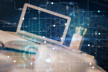 Masaüstü bilgisayarı ve teknoloji temalı holograma çift pozlama. Yazılım geliştirme kavramı.