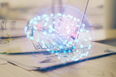 Bilgisayar ve insan beyin hologramıyla çalışma alanının çoklu açığı. Beyin fırtınası konsepti.