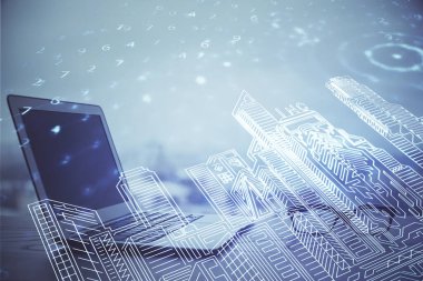 Ofisteki masaüstü bilgisayar geçmişi ve büyük kasaba binaları hologram çizimi. Çifte maruziyet. Akıllı şehir konsepti.