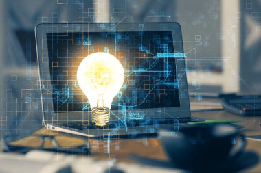 Bilgisayar ofisinde ampul simgesi hologramıyla birlikte. Çoklu maruz kalma. Fikir kavramı.