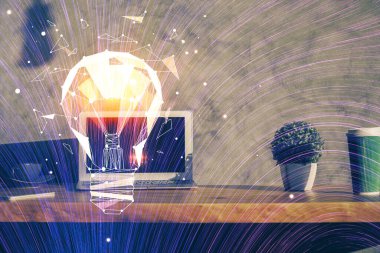 Bilgisayar ofisinde ampul simgesi hologramıyla birlikte. Çoklu maruz kalma. Fikir kavramı.