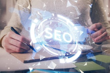 Kadın elinin SEO simgesiyle notlar alırken çoklu pozlanması. Arama motoru optimizasyonu kavramı