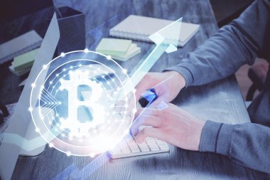 Şifreli para birimi temalı hologram ve iş adamı arka planda bilgisayar üzerinde çalışıyor. Engelleme zinciri kavramı. Çoklu pozlama.