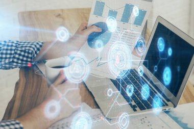 Bilgisayar geçmişi üzerinde çalışan bir adamla çok sayıda teknolojik holograma maruz kalma. Büyük veri kavramı.