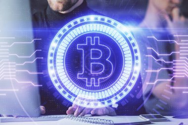 Kripto para tema hologramı arka planda bilgisayar üzerinde çalışan işadamı ile. Blockchain kavramı. Çift pozlama.