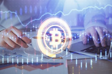 Kripto para tema hologramı arka planda bilgisayar üzerinde çalışan işadamı ile. Blockchain kavramı. Çift pozlama.