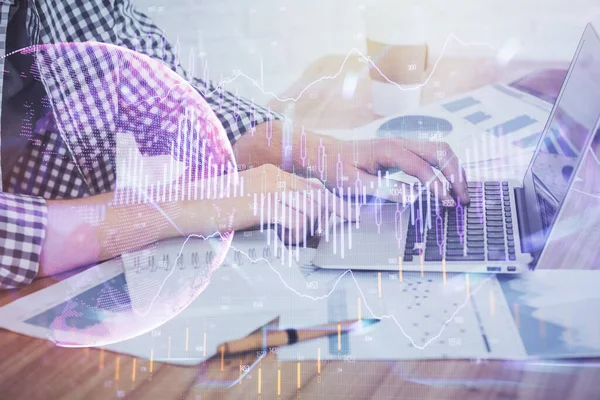 Multi exposición de gráfico del mercado de valores con el hombre que trabaja en la computadora en el fondo. Concepto de análisis financiero . — Foto de Stock