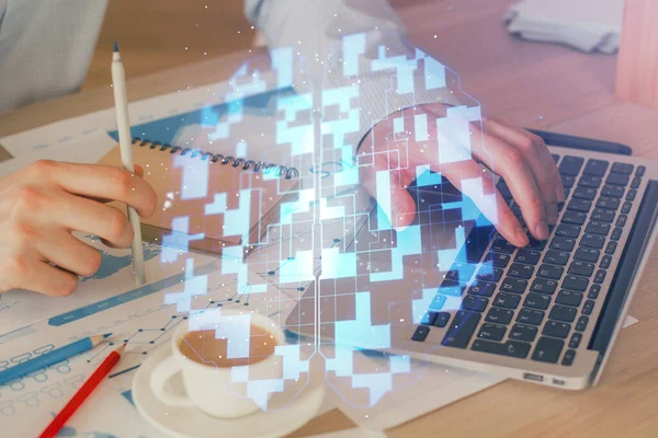 Podwójna ekspozycja hologramu internetowego z człowiekiem pracującym na komputerze w tle. Koncepcja innowacji. — Zdjęcie stockowe