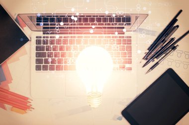 Masaüstü arka planında ampul çizimi. Üst Manzara. Çifte maruziyet. Fikir kavramı.