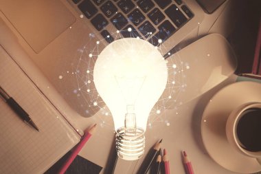 Masaüstü arka planında ampul çizimi. Üst Manzara. Çifte maruziyet. Fikir kavramı.