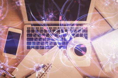 Masaüstü arkaplanındaki bilgisayarın üzerinde nöron hologramı çizimleri. Üst Manzara. Çoklu maruz kalma. Eğitim kavramı.