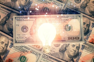 Arka planda Amerikan Doları 'na çekilen ampulün iki katı yansıması. Fikir kavramı.