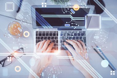 Erkeklerin ellerinin bilgisayar klavyesini ve veri temalı hologram çizimini yazarken çoklu pozlama. Üst Manzara. Teknoloji konsepti.