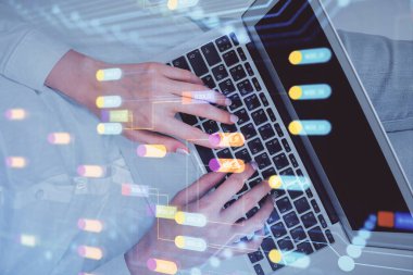 Bilgisayar ve veri temalı hologram çizimlerinde çalışan kadın elleri çift pozlama. Üst Manzara. Teknoloji konsepti.