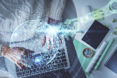 Bilgisayar ve veri temalı hologram çizimlerinde çalışan kadın elleri çift pozlama. Üst Manzara. Teknoloji konsepti.