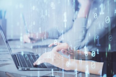 Bilgisayar ve veri temalı hologram çizimlerinde çalışan kadın elleri çift pozlama. Teknoloji kavramı.