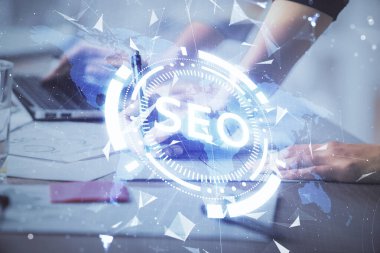 Bilgisayar ve seo hologram çizimleri üzerinde çalışan kadın elleri çift pozlama. internet arama kavramı.