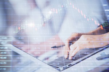 Bilgisayarda ve ön x grafik hologram çiziminde kadın eli yazarken çift pozlama. Borsa yatırım kavramı.