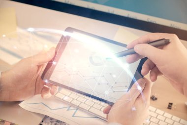 Bir erkeğin elini tutarken ve telefon ve sosyal ağ teması kullanırken çift pozlama.