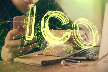 Erkeklerin el ele tutuşmalarının ve telefon ve kripto para birimi engelleme teması çiziminin iki kez görüntülenmesi.