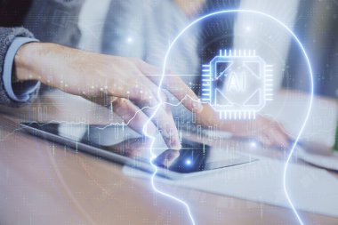 Birlikte çalışan kadın ve erkeğin mobil bir cihaz ve beyin hologramı kullanırken çift pozlama..