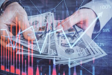Finansal grafiğe çoklu pozlama hologram, Amerikan dolarları ve insan eli. Analiz kavramı.