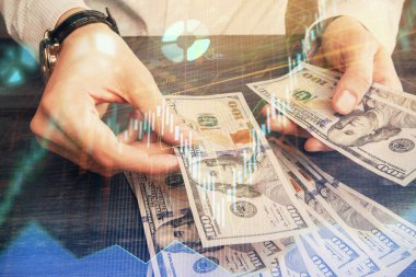 Finansal grafiğe çoklu pozlama hologram, Amerikan dolarları ve insan eli. Analiz kavramı.