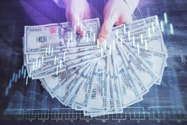 Multi exposición de gráfico financiero dibujo holograma y EE.UU. billetes de dólares y las manos del hombre. Concepto de análisis . — Foto de Stock