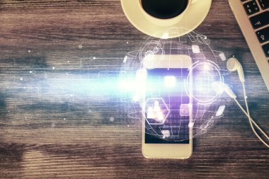 Sosyal ağ temalı çizimlerin telefon üzerinden çifte pozlandırılması. Üst Manzara. Kavram bağlayan insanlar.