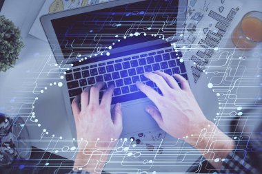 Erkeklerin ellerinin bilgisayar klavyesini ve veri temalı hologram çizimlerini yazarken çift pozlama. Üst Manzara. Teknoloji konsepti.