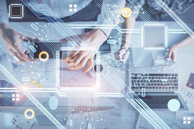 Kadın ve erkeğin birlikte çalışması ve veri temalı hologram çizimi. Bilgisayar arkaplanı. Üst Görünüm.